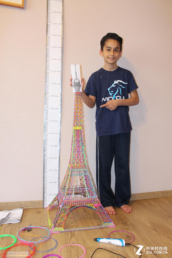 媲美3d打印筆圖片教程案例 荷蘭10歲兒童3D打印筆繪制埃菲爾鐵塔作品