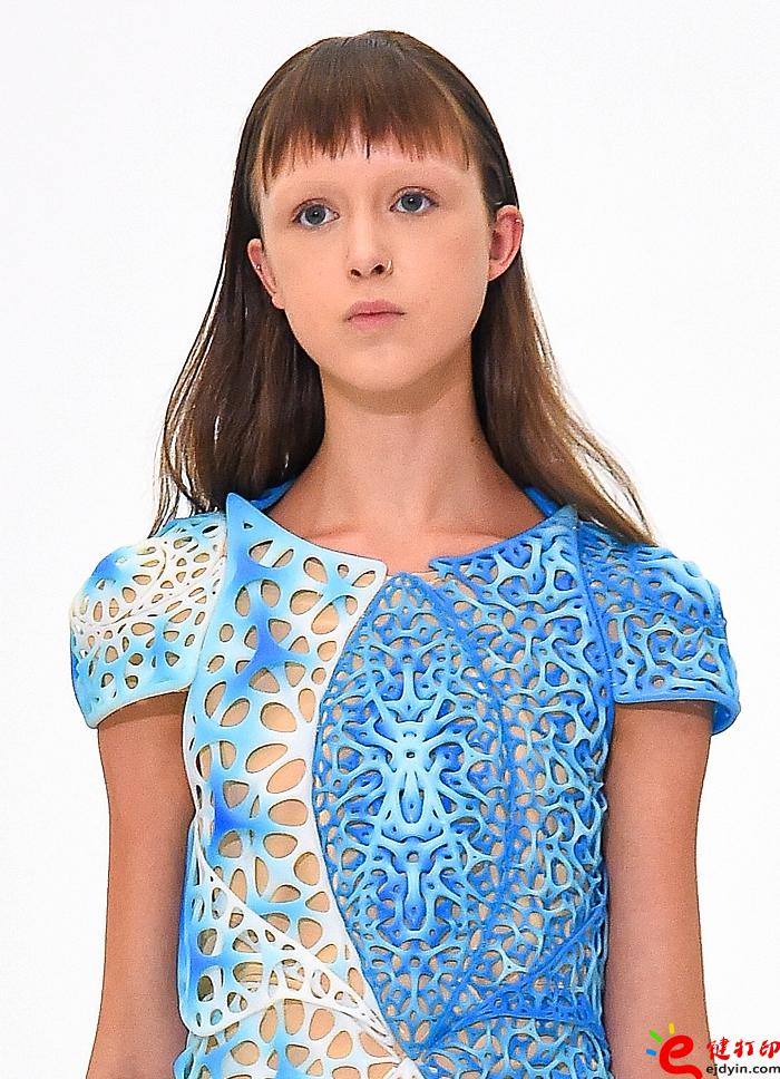 threeASFOUR在紐約時(shí)裝周盡情展示無孔不入的3D打印技術(shù)設(shè)計(jì)服裝特點(diǎn)