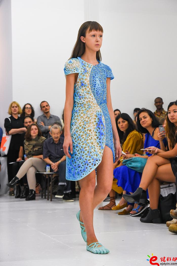 threeASFOUR在紐約時(shí)裝周盡情展示無孔不入的3D打印技術(shù)設(shè)計(jì)服裝特點(diǎn)
