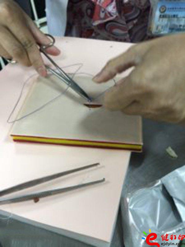 醫(yī)療設備器械3d打印模型應用案例 3D打印仿真手臂輔助傷口縫合練習操作