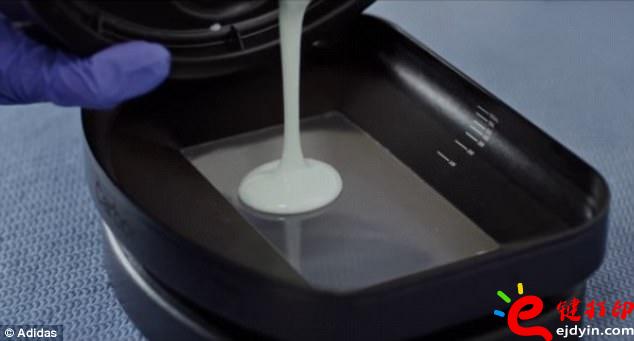 阿迪達(dá)斯率先推出3D打印量產(chǎn)時尚跑鞋,大量節(jié)約開模具成本