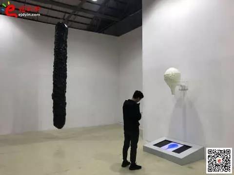 在展覽館中的《時間的形狀》雕塑